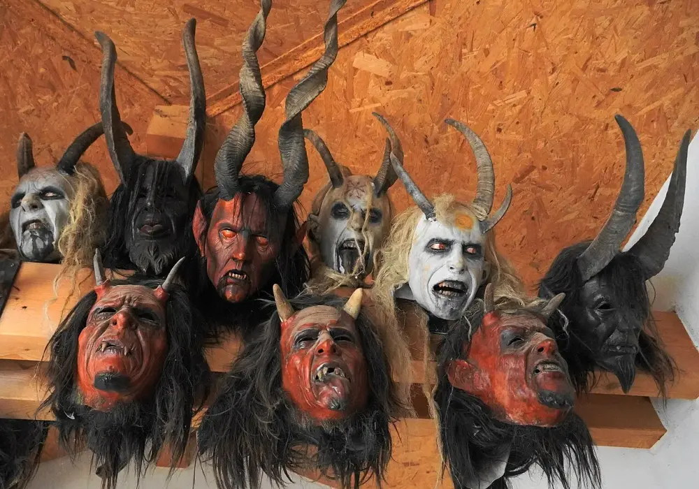 Krampus: Co to jest? Mroczny towarzysz Mikołaja z Alp