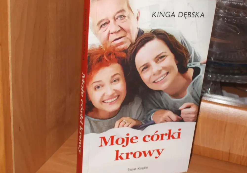 Moje córki krowy: Książka Kingi Dębskiej głębiej niż film