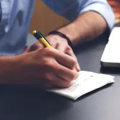 Jak wprowadzić cytat poprawnie i uniknąć plagiatu w pracy?