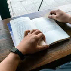 O czym napisać książkę? 10 inspirujących tematów, które zachwycą