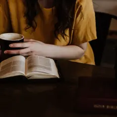 O czym można napisać książkę? 10 inspirujących tematów, które zachwycą