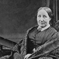Portret Elizabeth Gaskell, siedzącej w fotelu, w stroju z epoki, z książkami obok.