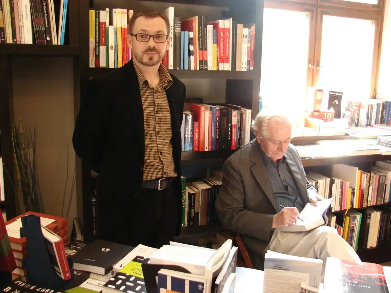 Wiesław Myśliwski z książką Mój dom