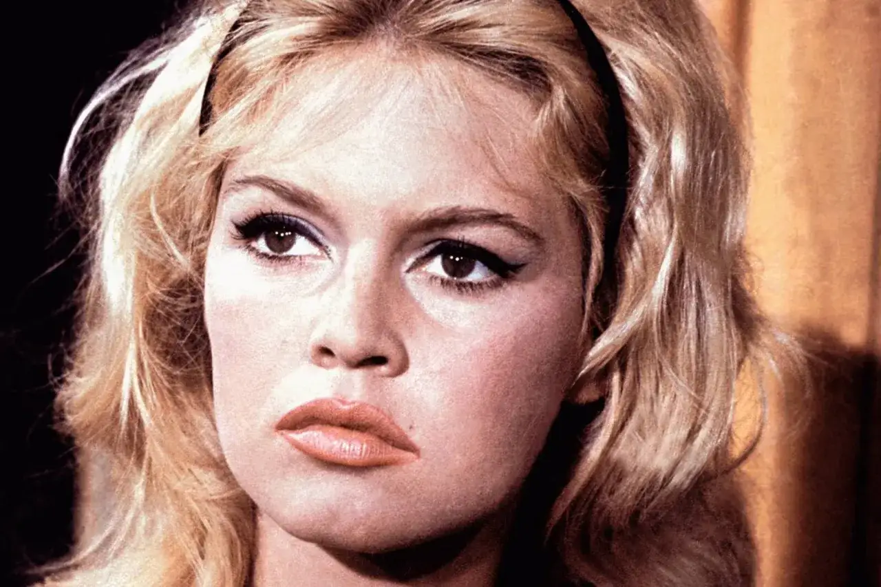 Zdjęcie Kobietą jest jak wino cytat Brigitte Bardot - znaczenie i kontekst