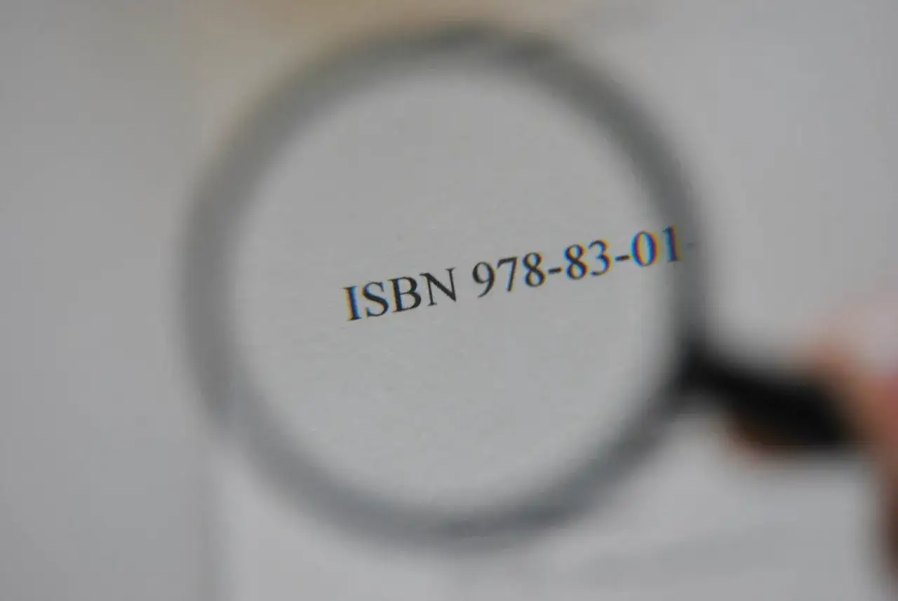 Zdjęcie Jak bez trudu znaleźć ISBN każdej książki w kilku prostych krokach