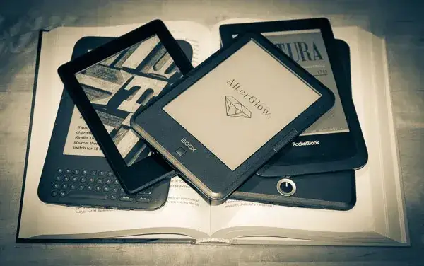 Zdjęcie Czytniki ebook 8 cali - jaki wybrać, poradnik zakupowy 2023