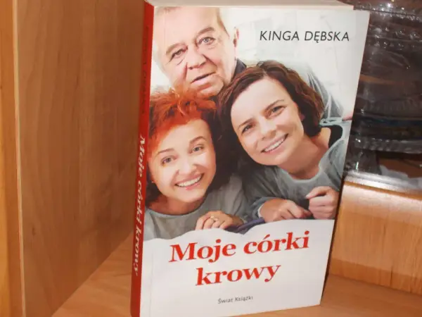 Moje córki krowy: Książka Kingi Dębskiej głębiej niż film